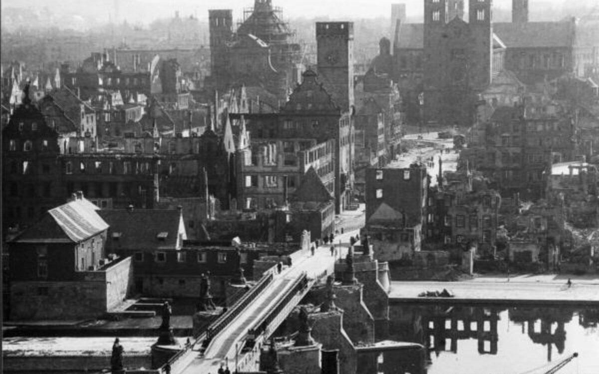 Am 16. März 1945 wurde Würzburg fast komplett zerstört bei einem verheerenden Luftangriff Am 16. März 1945 wurde Würzburg fast komplett zerstört bei einem verheerenden Luftangriff